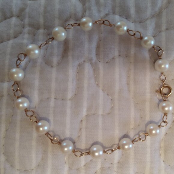 Jewelry - Solid, 14k pearl bracelet